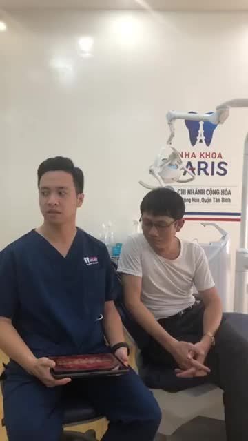Khách hàng tháo mắc cài kết thúc liệu trình chỉnh nha