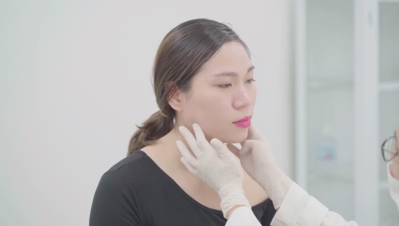 Khách hàng tranh thủ nghỉ trưa qua làm Botox thon gọn hàm tại Thẩm mỹ Beauty Center by Tấm