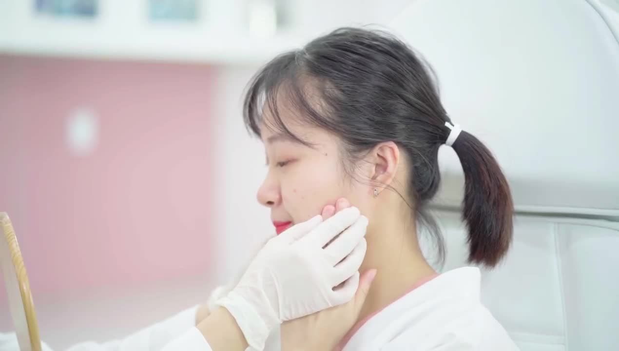 Khách hàng tư vấn làm Botox gọn hàm và Filler cằm. Thông thường khi cân chỉnh hàm, các khách sẽ lựa chọn làm thêm filler cằm để đạt hiệu quả tạo hình mặt Vline một cách tối đa
