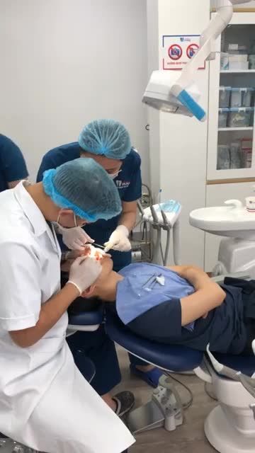 Lắp 10 răng sứ cho khách hàng tại chi nhánh Quang Trung, Hà Nội