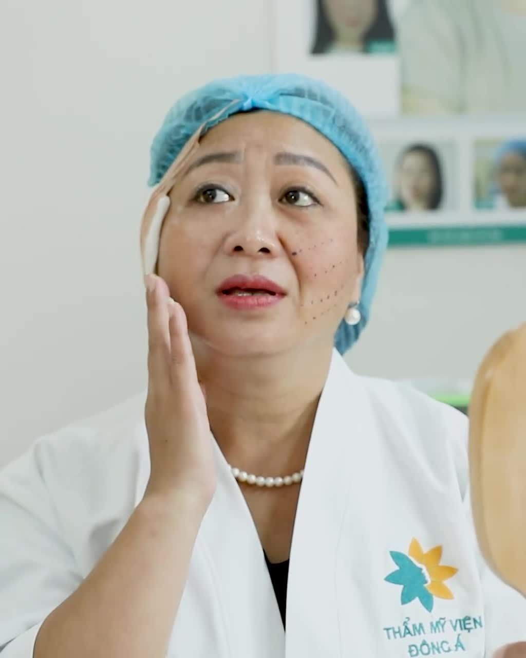 "Một nửa mặt là 47t này, nửa còn lại như gái 30 thôi ấy, cứ căng trẻ như thế này cô ưng lắm. Căng chỉ nốt cho cô nhanh đi"