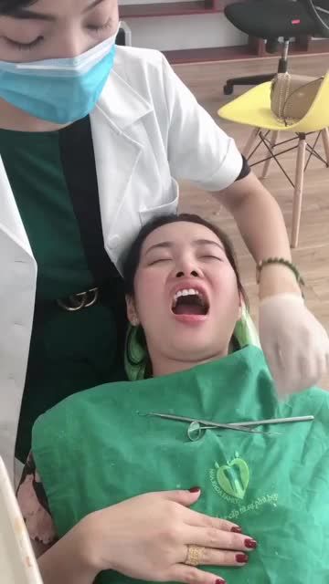 NGAY LÚC NÀY LẮP 16 RĂNG SỨ EMAX CAO CẤP CHO MỘT VỊ KHÁCH HÀNG NỮ