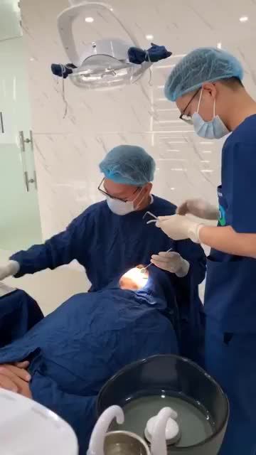 TRONG PHÒNG PHẪU THUẬT CƠ SỞ MINH KHAI BONG CẦU RĂNG SỨ, SAU KHI TRỒNG RĂNG IMPLANT SẼ NHƯ THẾ NÀO?