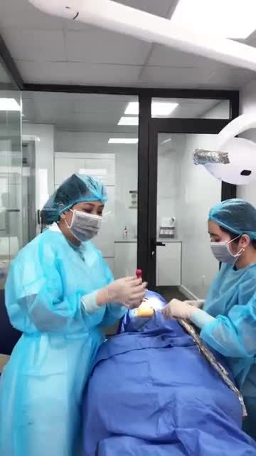 Ts.Bs.Đàm Ngọc Trâm cấy implant cho khách hàng tại Quảng Ninh