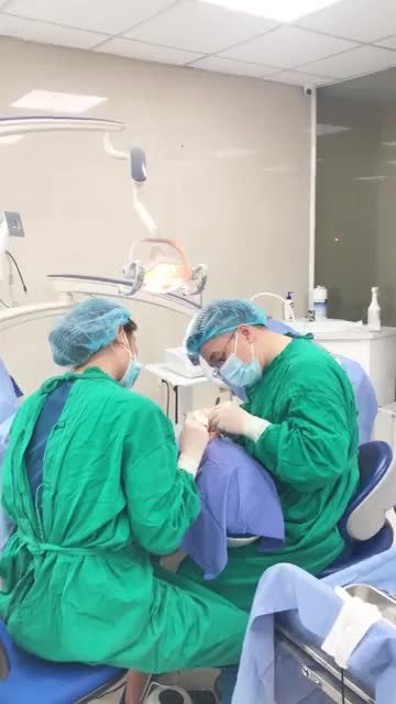 Bác sĩ Trần Minh Hiệp cắm implant cho khách hàng