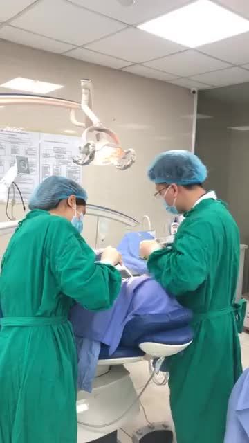 Bác sĩ Trần Minh Hiệp cấy implant cho khách hàng tại Bà Triệu
