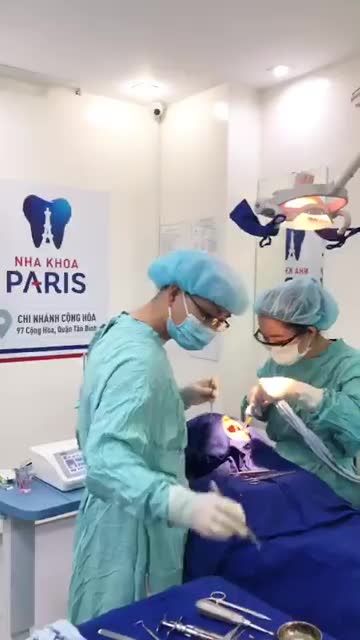 Bác sĩ Võ tá Dũng cùng ekip đang thực hiện cắm 2 trụ implant Hàn Quốc cho chị khách hàng bị mất 2 răng đã khá lâu và kết hợp nhổ 2 răng khôn mọc lệch.