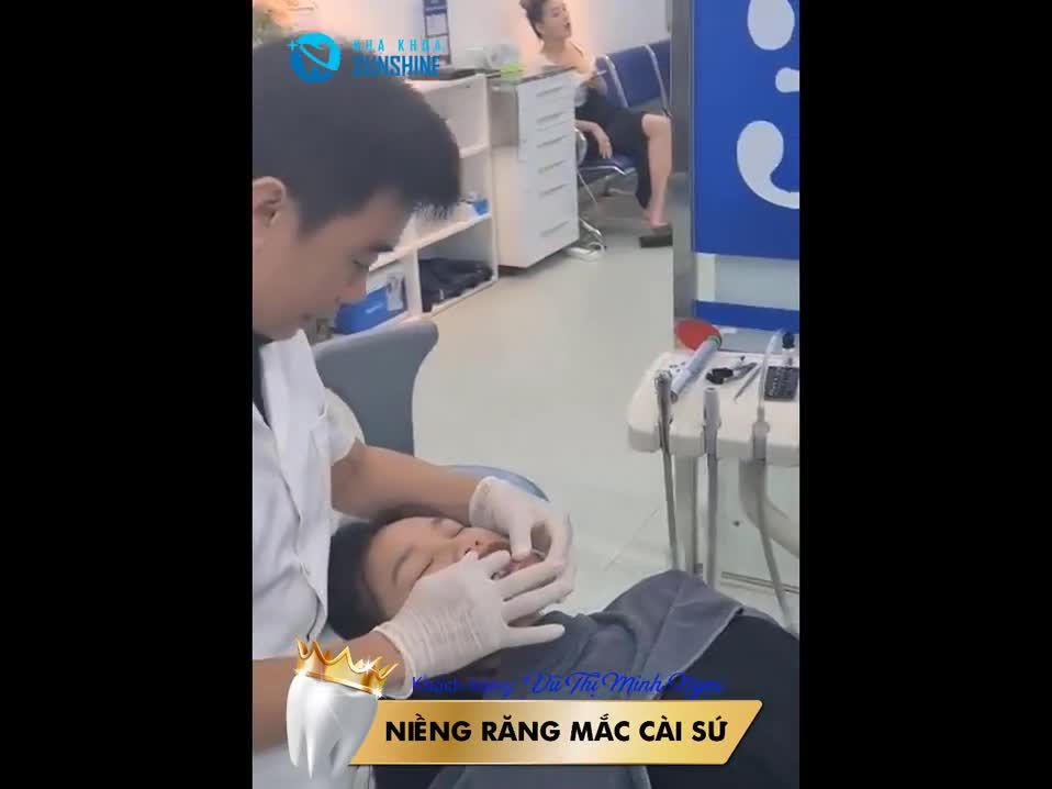 Ca gắn mắc cài sứ cho chị khách hàng Minh Ngọc tại Nha khoa thẩm mỹ Sunshine