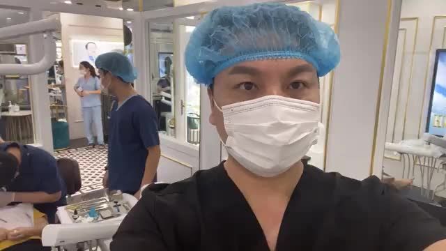 Các bác sĩ đang thực hiện cấy ghép Implant & gắn mắc cài chỉnh nha cố định cho BN.