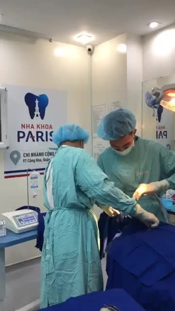 Cận cảnh bác sĩ Dũng cùng ekip đang thực hiện cắm 2 trụ implant Hàn Quốc cho khách hàng Mình Đức bị sâu vỡ lớn R36,46 cùng nghe