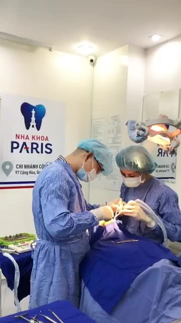 Chị Tú đến với Nha khoa Paris trong tình trạng bị mất 3 răng đã khá lâu, men răng tối xỉn cho nhiễm tetracylin.