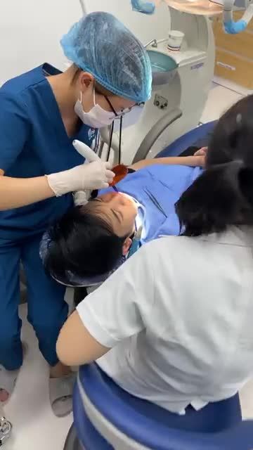 Gắn mắc cài sứ tự buộc cho khách hàng 15 tuổi