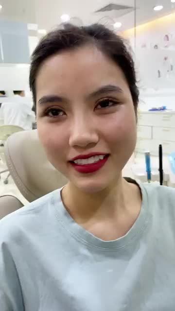 Hot girl Kim Giang bất động sản toả sáng với 16 răng sứ