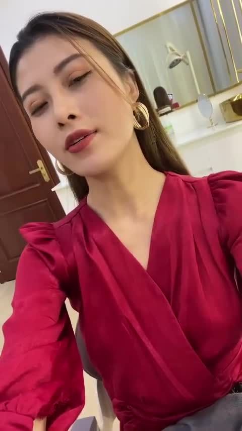 HOT HOT  Người mẫu Cẩm Tú - TOP 12 Siêu mẫu Việt Nam 2018