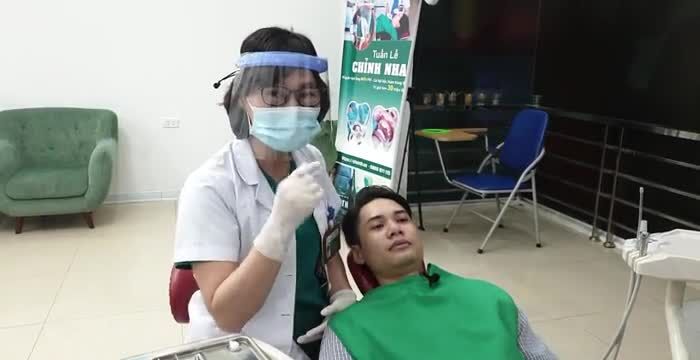 Khi bạn bị sâu kẽ hai chiếc răng cửa thì phục hình răng sứ là phương pháp tốt nhất để bạn lấy lại vẻ đẹp của hai chiếc răng nhạy cảm này!