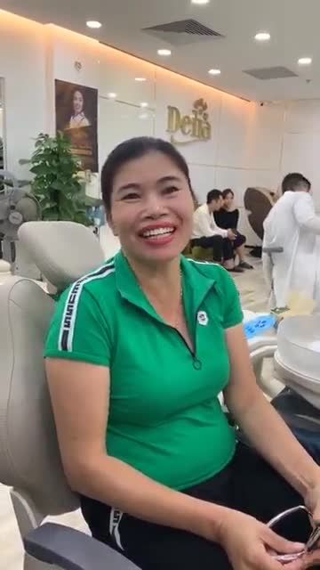 Nghe lời bạn đến Delia, cô khách hàng "tậu" hàm răng mới quá ĐẸP