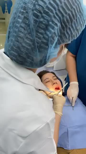 Nhổ 2 răng khôn cho khách hàng tại Kim Mã
