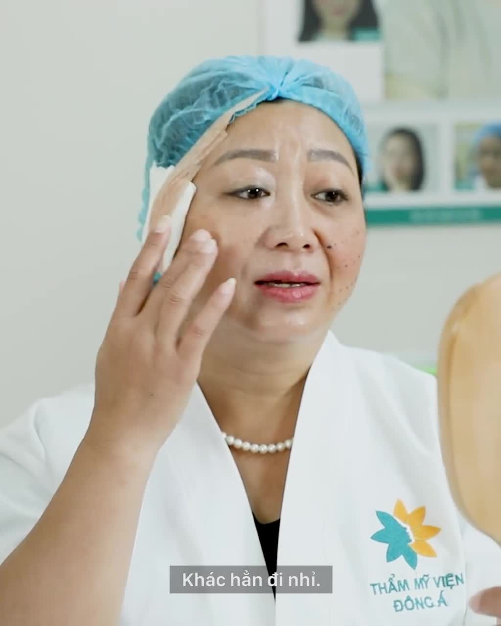 "Nửa mặt được nâng cơ, hết nhăn, tràn sức sống. Nửa mặt vẫn xập xệ, trùng nhão, nếp nhăn sâu!"