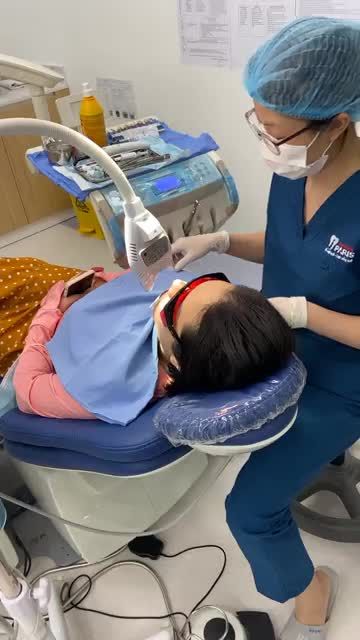 Tẩy trắng răng cho khách hàng tại Kim Mã