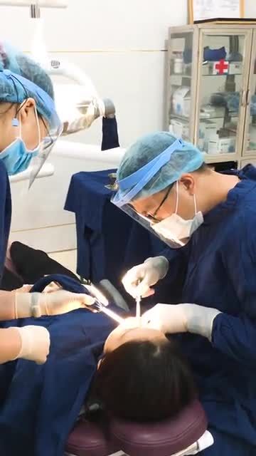 TRONG PHÒNG PHẪU THUẬT TRỒNG RĂNG IMPLANT - RĂNG SỐ 8 MỌC XIÊN LÀM HỎNG RĂNG SỐ 7, TRỒNG RĂNG SẼ KHẮC PHỤC RA SAO?