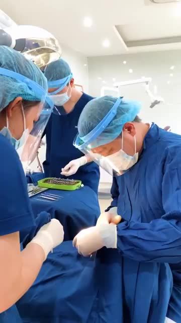 TRONG PHÒNG PHẪU THUẬT TRỒNG RĂNG IMPLANT - KHÔI PHỤC NHANH CHÓNG RĂNG CỬA ĐÃ MẤT