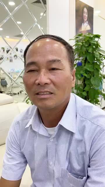 Trường hợp mất răng toàn hàm trên - mất nhiều răng hàm dưới. Viêm nha chu nặng. Chú Hệ đã được Delia phục hình Implant.