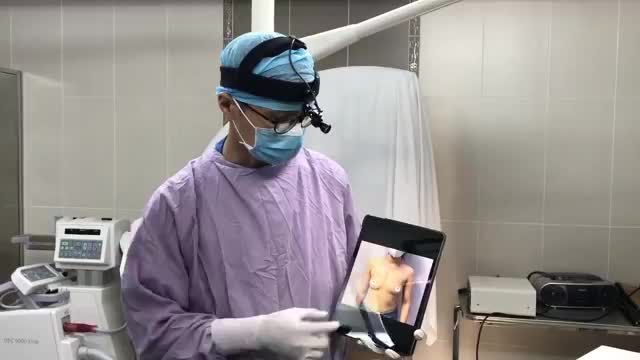 VÒNG 1 ĐẸP MIỄN CHÊ VỚI TÚI ERGONOMIX LINH HOẠT CHO CHỊ KHÁCH 40 TUỔI