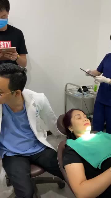 Bác sĩ Hoà với một khách hàng đặc biệt trong buổi sáng đầu tuần