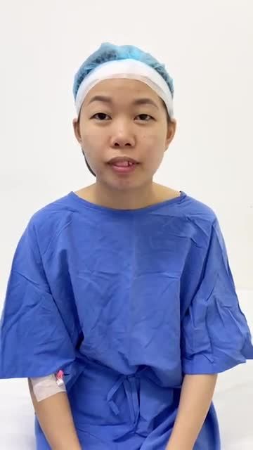Bác sĩ tư vấn trước phẫu cho nữ khách hàng