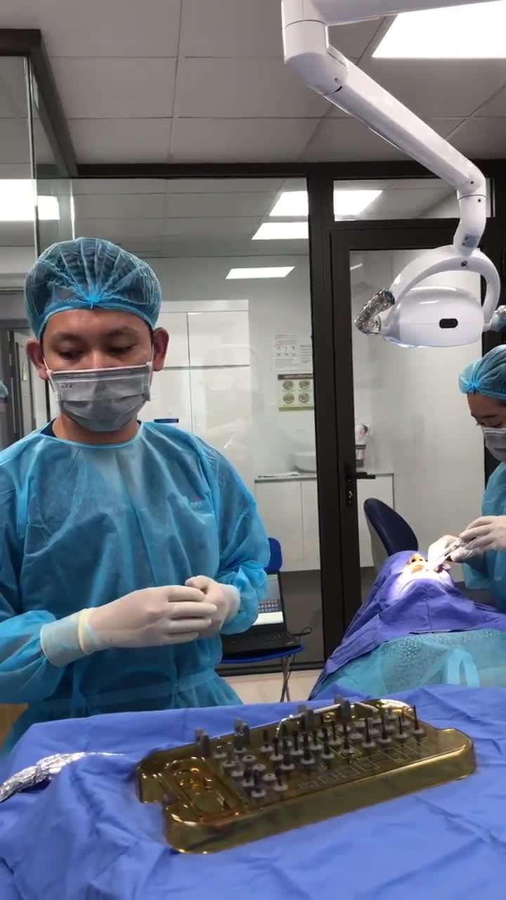 BS TẠ QUANG LƯU THỰC HIỆN CẤY GHÉP TRỤ IMPLANT CHO KH TẠI NHA KHOA PARIS QUẢNG NINH