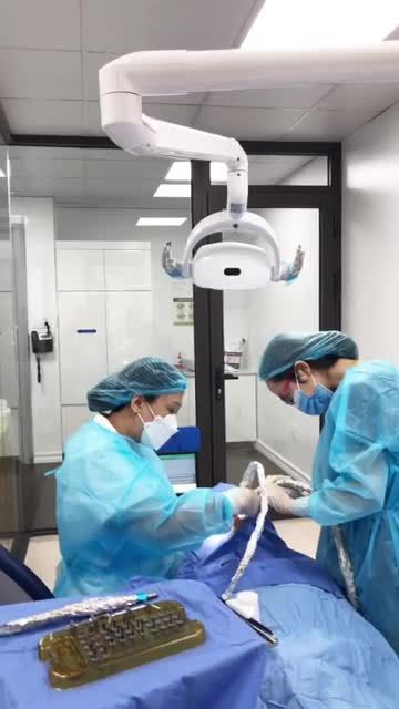 Ca cấy ghép IPL Dentium Hàn Quốc cho chú KH T.X.B (sn 1959) đến từ Uông Bí do Tiến sĩ Đàm Ngọc Trâm cùng Bs Trương Thị Kim Trang thực hiện tại chi nhánh Quảng Ninh