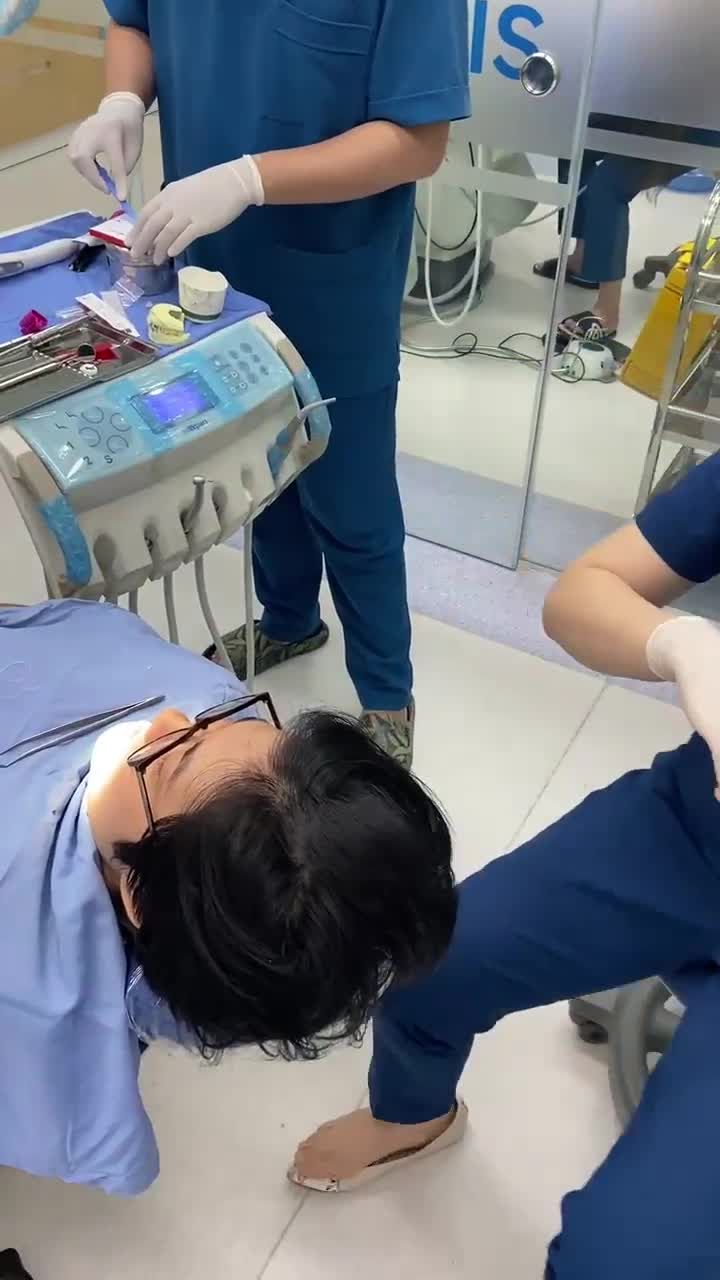 Cận Cảnh Gắn 18 Răng Sứ Emax Press