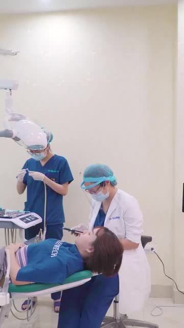 CẬN CẢNH KHOẢNH KHẮC THÁO MẮC CÀI CHO KHÁCH HÀNG TẠI NHA KHOA LẠC VIỆT INTECH
