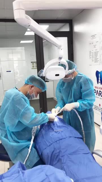 Chị Vũ Thị Bình Nguyên (sn 1979 đến từ Móng Cái) đến thăm khám với mong muốn phục hình lại 2 răng bị mất.