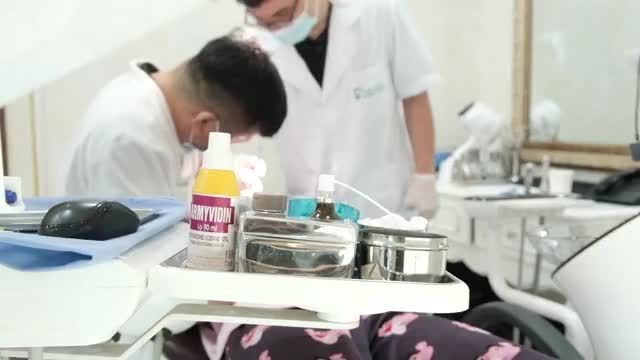 Gắn mắc cài chỉnh nha cho khách hàng tại cơ sở 84A Hai Bà Trưng