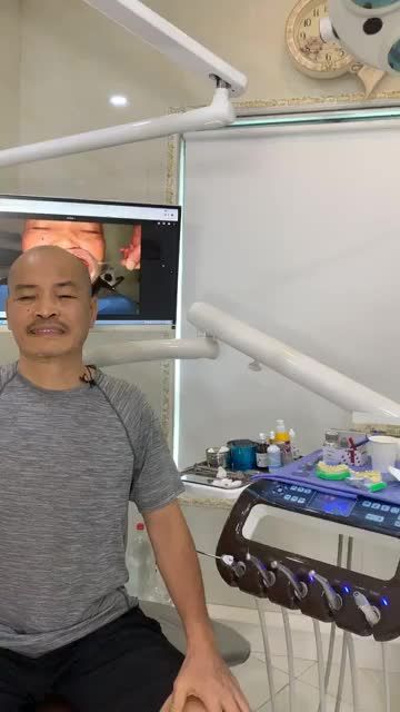 Gắn răng sứ xong nhìn chú đẹp và trẻ ra cả chục tuổi ấy