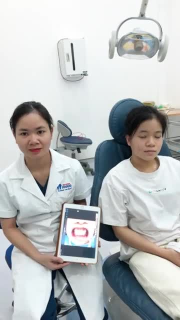 Kh Hoàng Thanh Vân thực hiện tháo mắc cài kim loại thường do bác sĩ Lê Thị Hải cùng ekip Vinh thực hiện