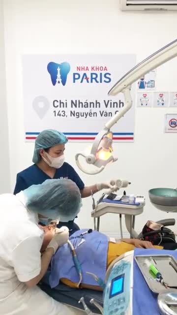 KH Phạm Thị Hướng sn 1997 đến từ Thanh Chương gắn mắc cài kim loại thường  hàm trên do Bs Lê Thị Hải cùng ekip Vinh thực hiện!