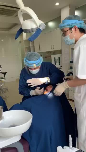 Khách hàng Lê Thị Thu Hiền (53 tuổi - Mỹ Đình, Hà Nội) đến thăm khám tại Nha khoa Lạc Việt Intech