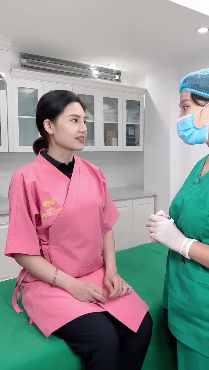 Khách vừa làm Botox thon gọn hàm mà không hề sưng tím, hoàn toàn không lộ vết thẩm mỹ.