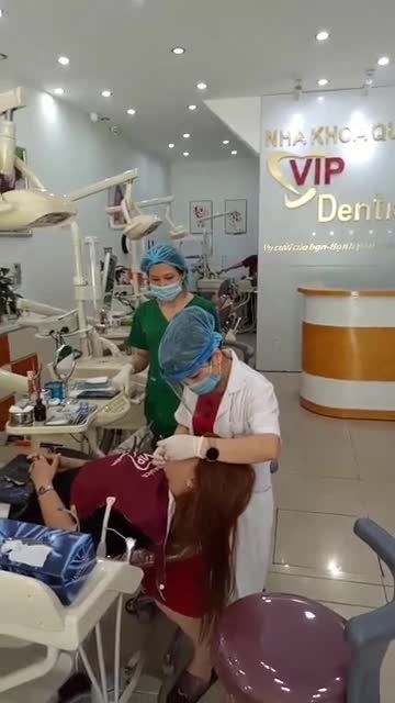 NỮ KHÁCH HÀNG HẠNH PHÚC BẤT NGỜ VỚI NỤ CƯỜI MỚI SAU KHI LÀM ĐẸP TRỌN BỘ RĂNG SỨ THẨM MỸ