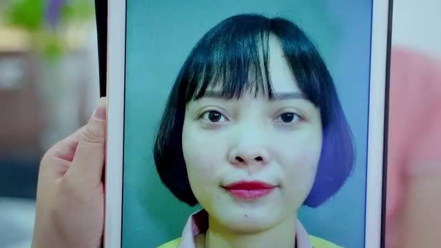 Sau khi chỉnh hình mí mắt hỏng, bạn gái đã có thể tự tin nhìn vào ống kính để chia sẻ kinh nghiệm của bản thân với mọi người