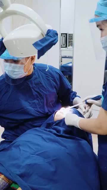 TRỒNG RĂNG IMPLANT CHO KHÁCH HÀNG 72 TUỔI ĐÃ GÃY CẦU RĂNG SỨ CŨ