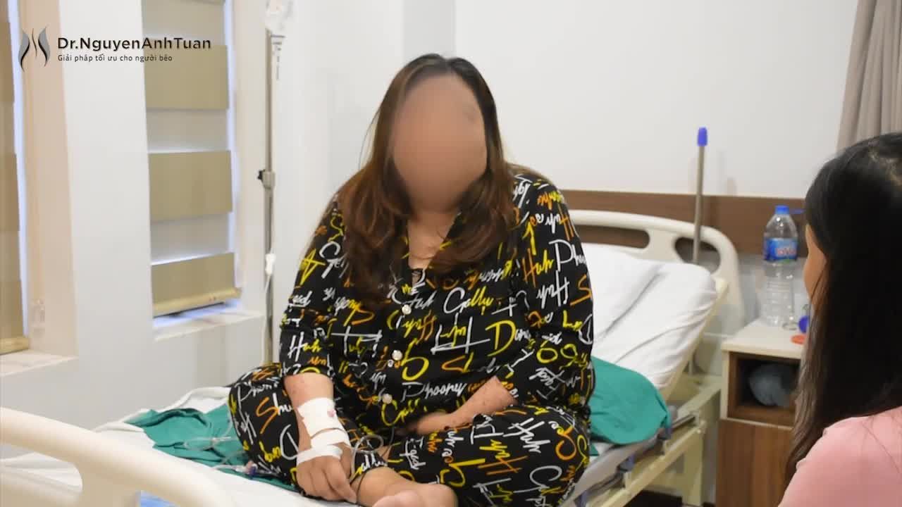 Cuối cùng cuộc phẫu thuật thu nhỏ dạ dày của bệnh nhân có BMI 45 với cân nặng 113kg cũng được diễn ra sau 2 lần phải tạm hoãn vì chỉ số men gan của bệnh nhân quá cao