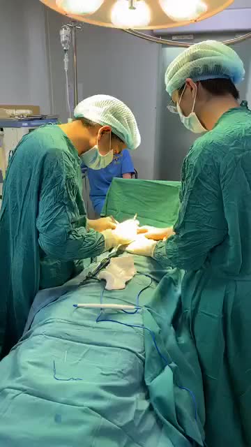 Bác sĩ Ngọc Trung làm dịch vụ thu quầng cho khách hàng M.A.