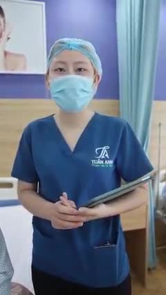 Bác sĩ Tuấn Anh livestream kết quả sau khi làm dịch vụ nâng cùng mày của khách hàng.