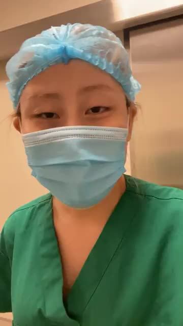 Bác sĩ Tuấn Anh livestream kết quả sau khi làm dịch vụ nâng cùng mày của khách hàng.