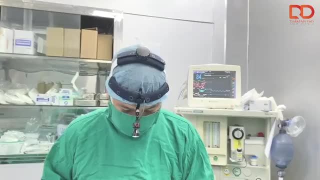 Khách hàng trẻ sở hữu chiếc mũi thấp tẹt, đầu mũi to, lệch, da mũi khá mỏng.