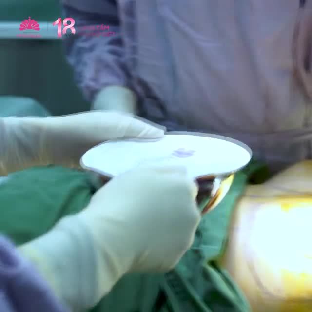 CẬN CẢNH MÀN "ĐẬP HỘP" TÚI NGUC CAO CẤP ERGONOMIX TẠI THẨM MỸ BỆNH VIỆN HỒNG NGỌC