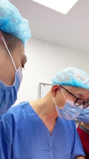 Đầu tuần sôi động với ca " CĂNG DA MẶT BẰNG CHỈ " do Bác sĩ Hàn Quốc - Dr.Hwang 30 năm kinh nghiệm thực hiện